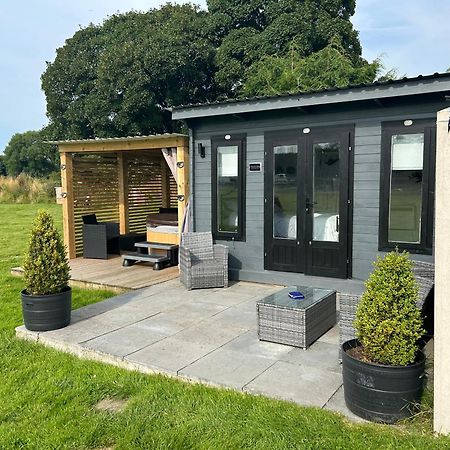 Dolafon Farm Luxury Glamping Cabin With Hot Tub Сент-Асаф Экстерьер фото
